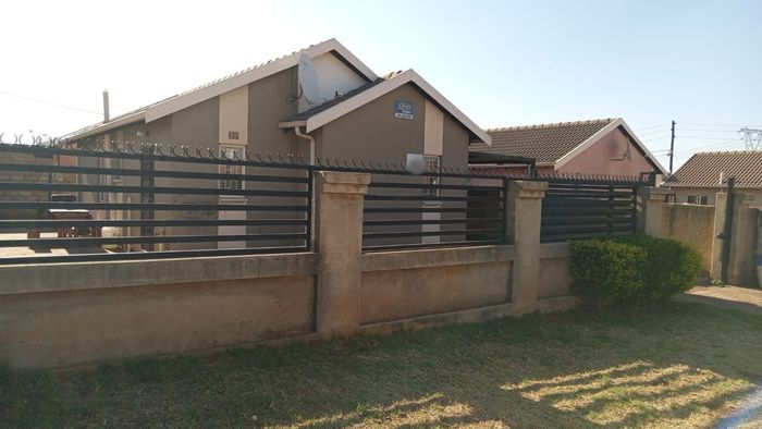 For Sale: House in Gem Valley with 3 bedrooms, open plan living, and parking.