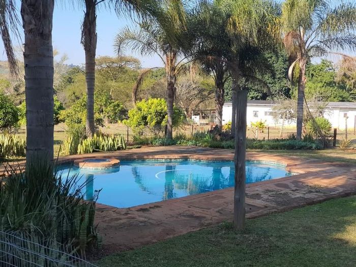 House to Rent in White River Rural: 4 bedrooms, communal pool, large garden.