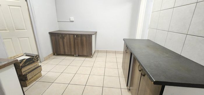 Laudium Apartment To Rent: 1 bedroom, secure parking, utilities included. Ideal for couples.