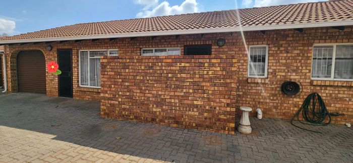 Die Hoewes Townhouse For Sale: Spacious living, aircon, garage, retirement village amenities.