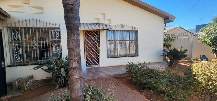 Laudium House For Sale: 4 Bedrooms, 3 Bathrooms, Income Potential, Double Garage.