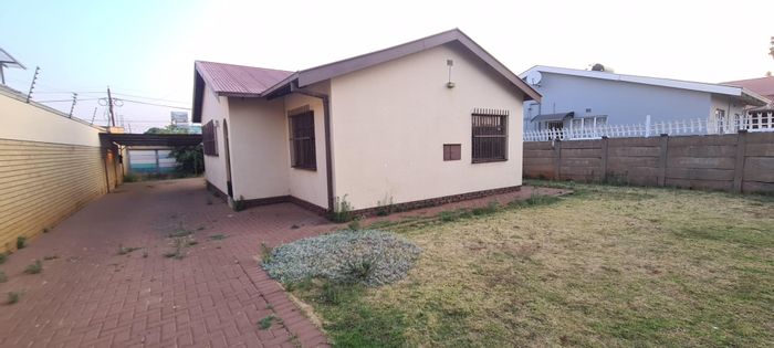 Laudium House For Sale: 3 bedrooms, spacious kitchen, double carport, ample parking.