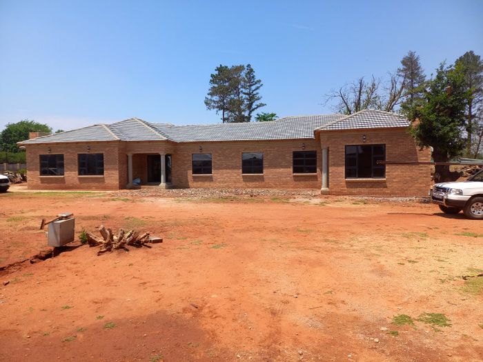 Heidelberg AH Farm For Sale: 2 hectares, borehole, garages, and additional dwelling.