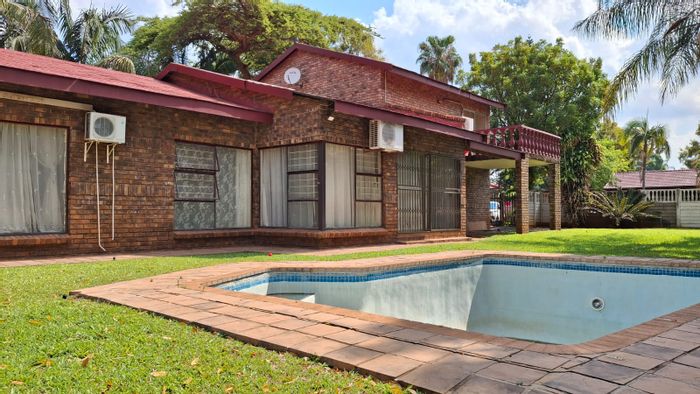 Dorandia House For Sale: Spacious lounge, open-plan kitchen, pool, garden, double garage.