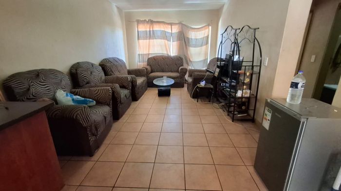 For Sale: Apartment in Clarina with 24/7 security, parking, and rental potential.