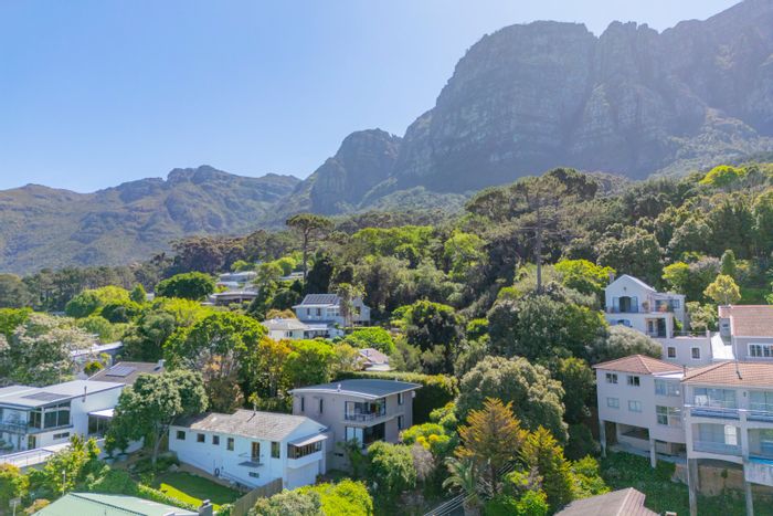 Newlands House For Sale: Three en-suite bedrooms, pool, garden, and stunning views.