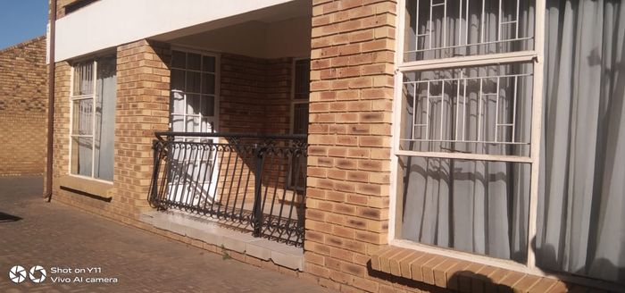 Boksburg North House For Sale: 3 bedrooms, 2 bathrooms, secure garage, prime location.