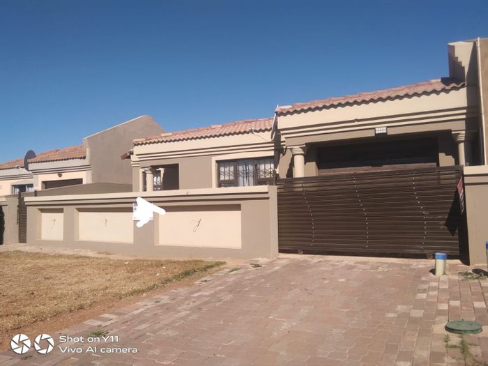 Leondale House For Sale: 3 bedrooms, 2 bathrooms, secure yard, prime location.