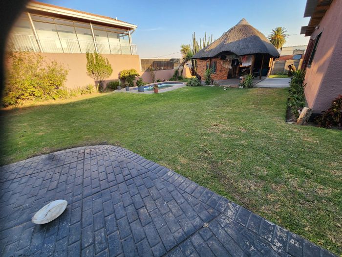 3 Bedroom House to Rent in Elsburg with Pool, Lapa, and Cottage.