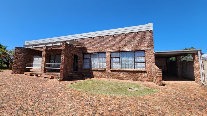 Hartenbos Heuwels House For Sale: Corner stand, solar system, entertainment area, fenced yard.