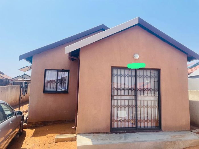 For Sale: House in Soshanguve Ext with 3 bedrooms, open plan living, and back rooms.