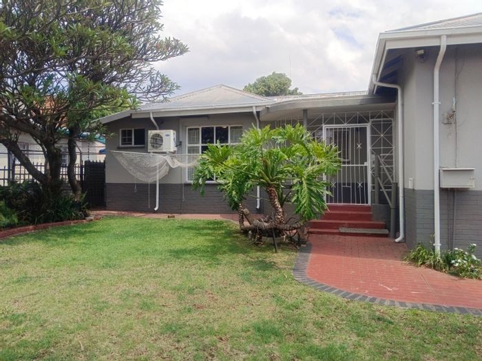 Claremont House For Sale: Spacious living, pool, gym, two flats, ample parking.