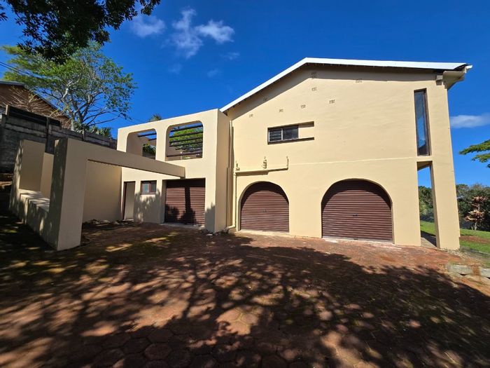 For Sale: Leisure Bay House with 6 bedrooms, sea views, large balcony, and garages.