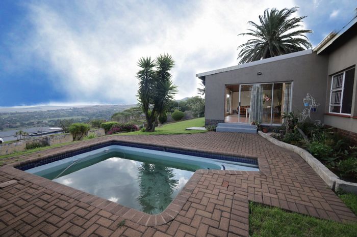 Signal Hill House For Sale: 4 bedrooms, panoramic views, spacious backyard, open living area.