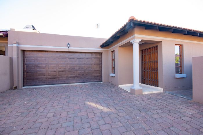 Heidelberg Proper House To Rent: 3 bedrooms, air conditioning, built-in braai, secure complex.