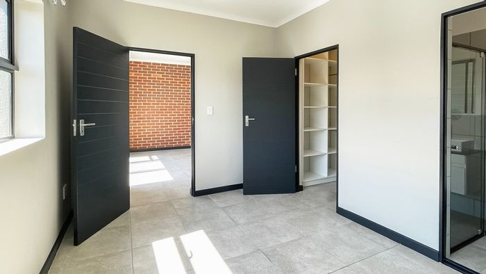 Waterfall Apartment To Rent: Large spaces, free internet, gym, and load-shedding solutions.