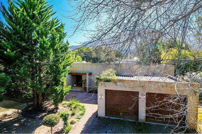 Glen Barrie House For Sale: Spacious lounges, garden, pool, and mountain views.