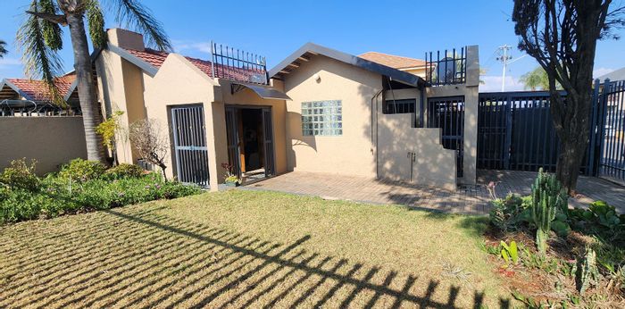 Laudium House To Rent: 3 bedrooms, double garage, braai area, prepaid utilities.