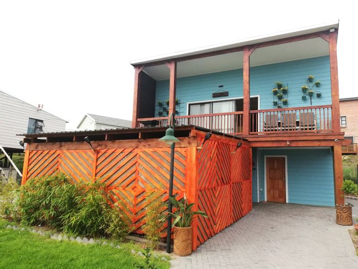 For Sale: House in Paradise Beach with 3 bedrooms, 2 kitchens, and garden flat.