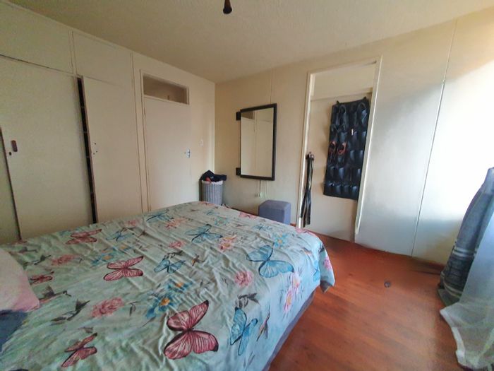 Muckleneuk Apartment For Sale: Spacious 2-bed, lift access, near university and amenities.