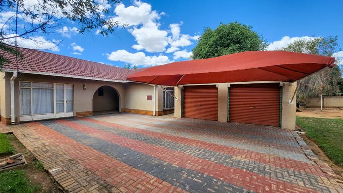 La Hoff House For Sale: 4 beds, study, double garage, pool, borehole.