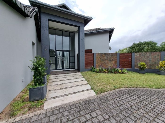 House to Rent in Mzingazi Golf Estate: 5 bedrooms, golf views, guest suite.