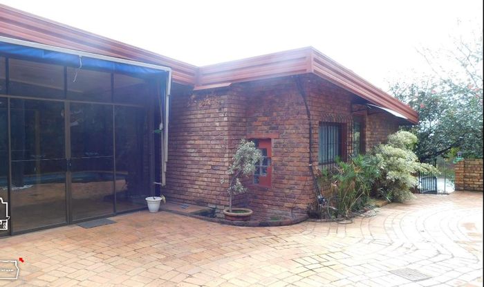 Eldoraigne House For Sale: 5 beds, tennis court, lapa, 2 garages.