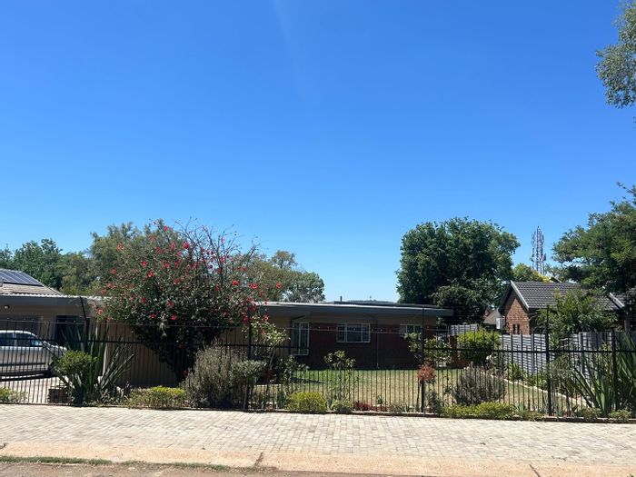 For Sale: House in Constantia Park with pool, flat, and three garages.