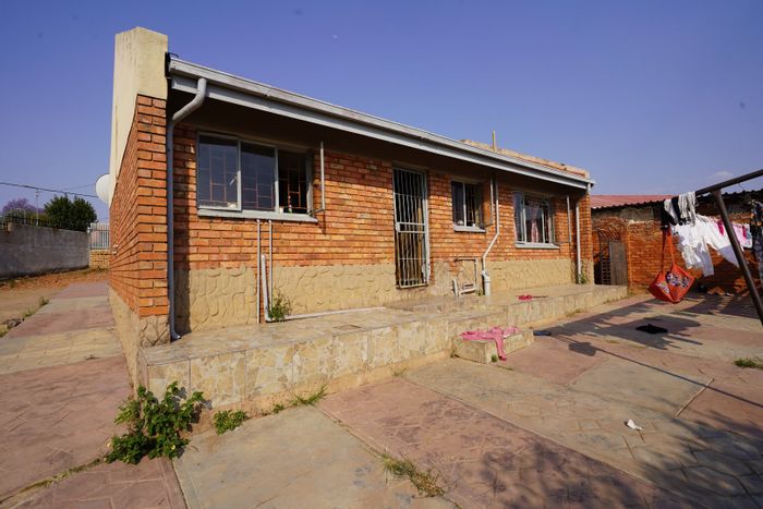 3-Bedroom House For Sale in Soshanguve Ext with Carport and Spacious Erf.