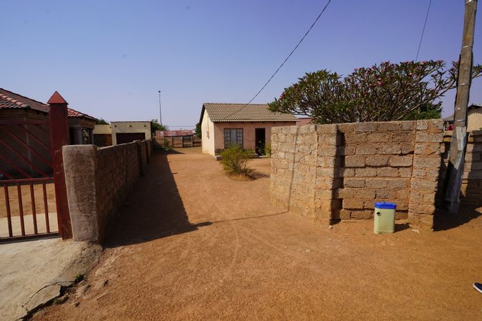 2-Bedroom House For Sale in Soshanguve Ext with Large Yard and Investment Potential.