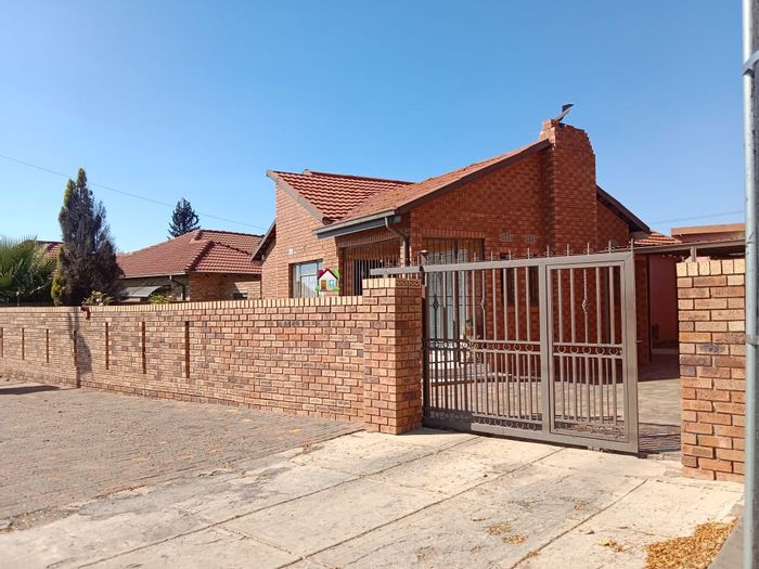 For Sale: House in Pimville Zone 2 with 3 bedrooms, garage, and landscaped yard.