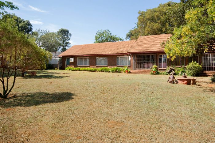 Heidelberg AH Farm For Sale: 3-bed home, flatlet, lapa, extensive gardens.