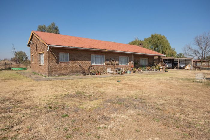 For Sale: Farm in Spaarwater AH with 1.1 hectares, boreholes, and guest unit.