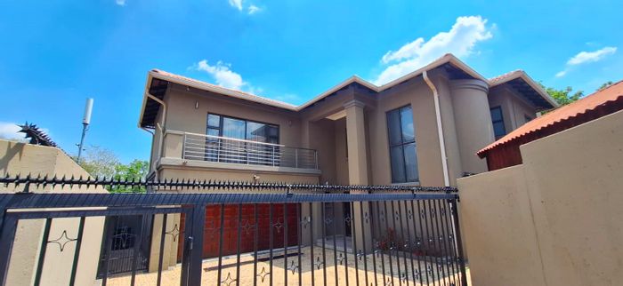 Bryanston Townhouse To Rent: 3 beds, solar power, secure parking, garden access.