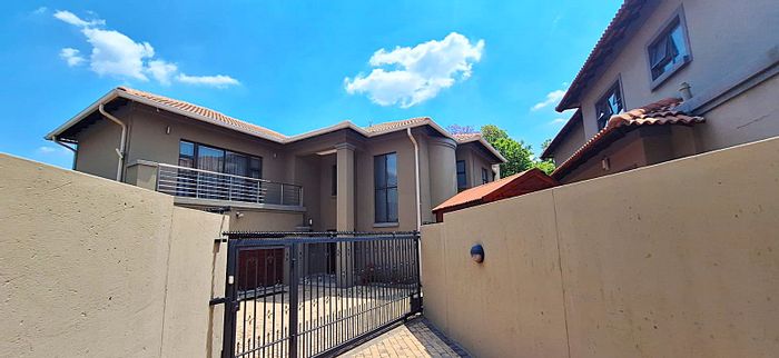 Bryanston Townhouse To Rent: 3 beds, solar power, secure parking, garden access.