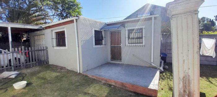 House To Rent in St Dumas: 1 Bedroom, fitted kitchen, parking, prepaid utilities.