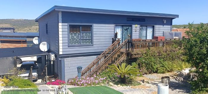 House to Rent in Seemeeu Park: 3 bedrooms, deck with braai, coastal living.