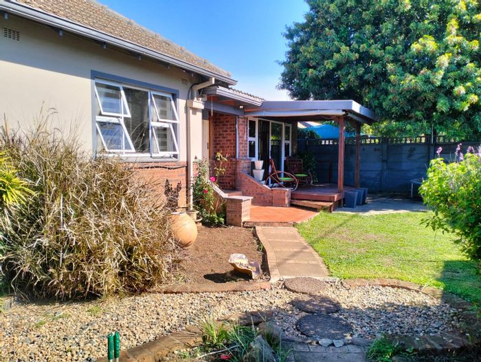 Pelham House For Sale: 3-bed, 2-bath with separate 2-bed flat and outdoor braai.