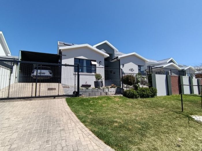 For Sale: Hartenbos Heuwels House with 3 beds, garage, garden, and braai area.