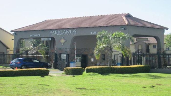 Parkrand Apartment To Rent: 2 beds, pool, tennis court, secure estate living.