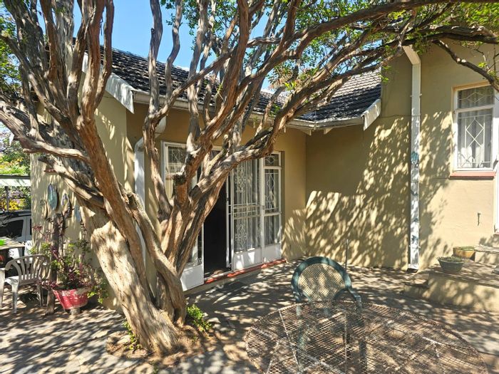 Parktown North Apartment To Rent: Bachelor unit, kitchenette, shared garden, utilities included.