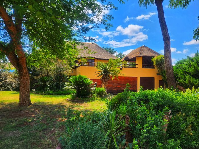 Doringkruin House For Sale: 4 beds, expansive balcony, solid wood bar, 4 garages.