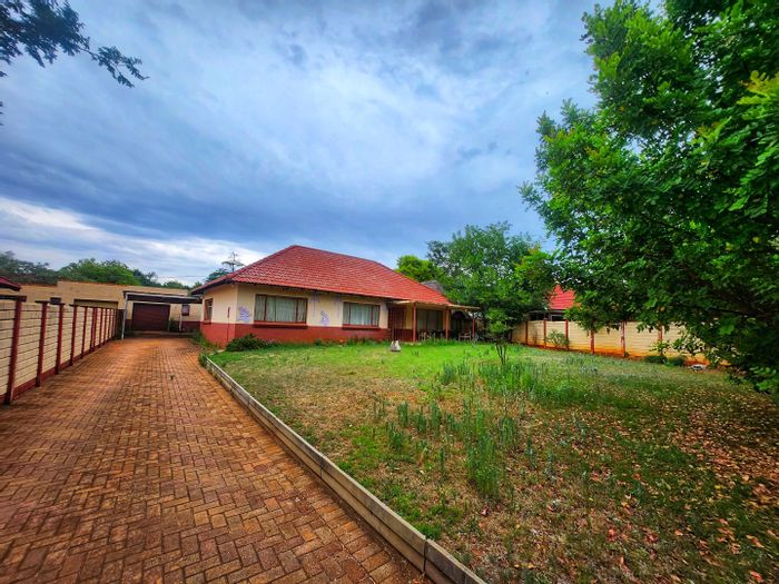 House for Sale in Stilfontein Ext 2: 3 beds, pool, garage, and carport.