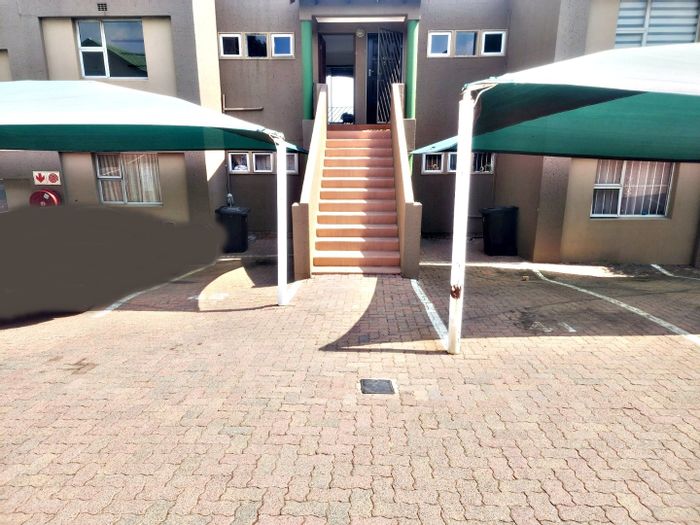 For Sale: 2-bedroom apartment in Winchester Hills with pool, braai area, and parking.