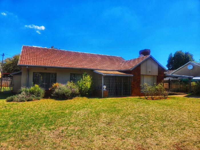 For Sale: Family-friendly 3-bedroom house in Stilfontein Ext 4 with garage.