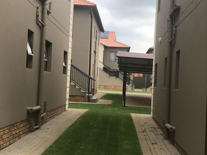 Norton Park Apartment To Rent: 24-hour security, patio with braai, fibre ready.