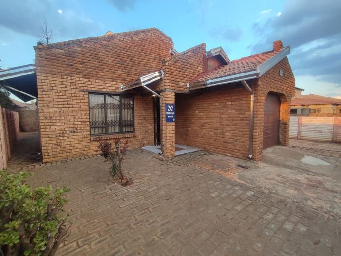 House For Sale in Daveyton: 2 Bedrooms, Garage, Near Schools and Shopping.