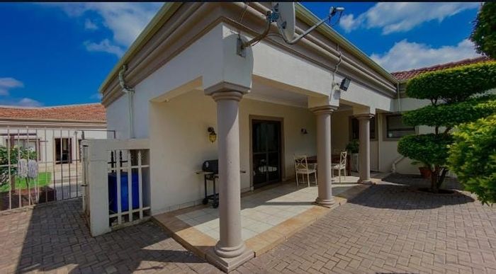 House for Sale in Leondale: 6 bedrooms, pool, generator, automated security features.