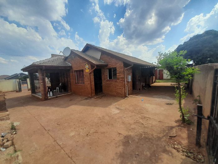 For Sale: House in Soshanguve Ext with 3 beds, 2 baths, garage, carport.