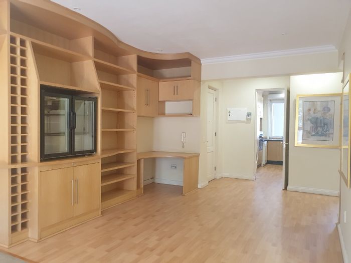 Eltonhill Apartment To Rent: 2 bed, 2 bath, security, appliances included, balcony.